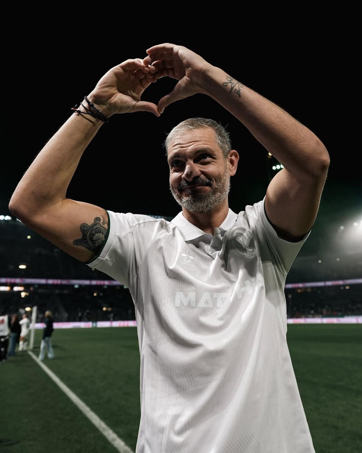 Pauză de hidratare cu bere și shoturi la meciul cu 7 goluri al legendelor de la Werder și Real Madrid