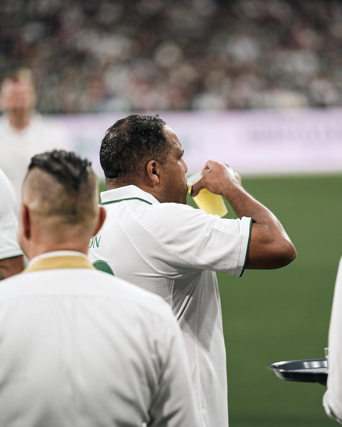 Pauză de hidratare cu bere și shoturi la meciul cu 7 goluri al legendelor de la Werder și Real Madrid