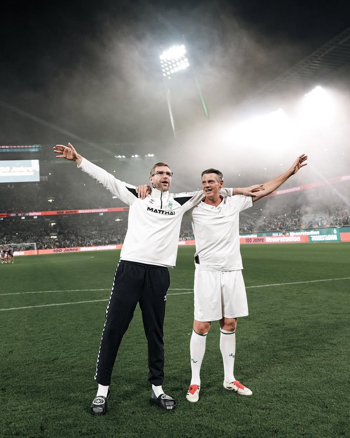 Pauză de hidratare cu bere și shoturi la meciul cu 7 goluri al legendelor de la Werder și Real Madrid
