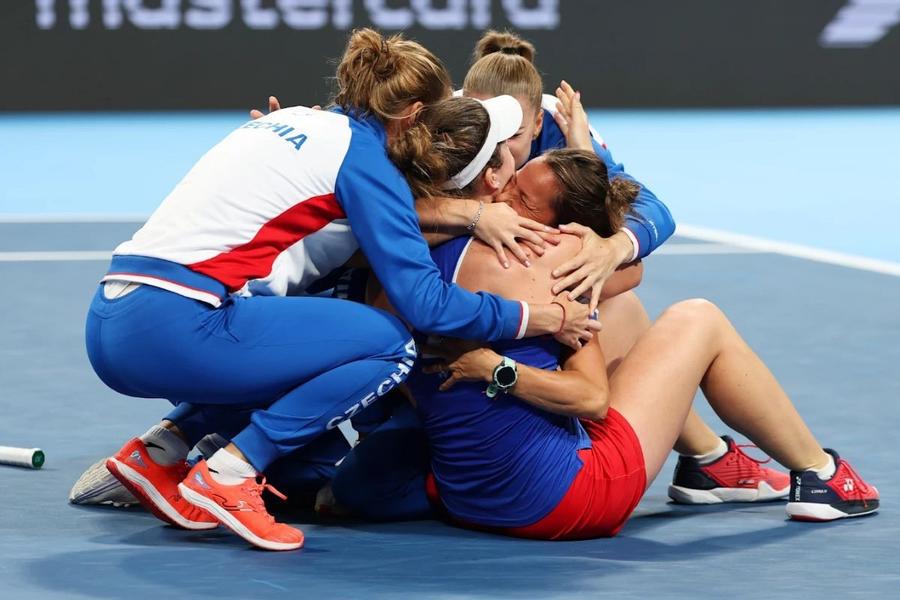 Bucuria jucătoarelor cehe după victoria Lindei Noskova în finala BJK Cup 2026 Foto: BJK Cup Finalistele de la Wimbledon au adus Cehiei al 12-lea trofeu în Billie Jean King Cup: „Ceva cu totul special, era un vis să ridic trofeul”