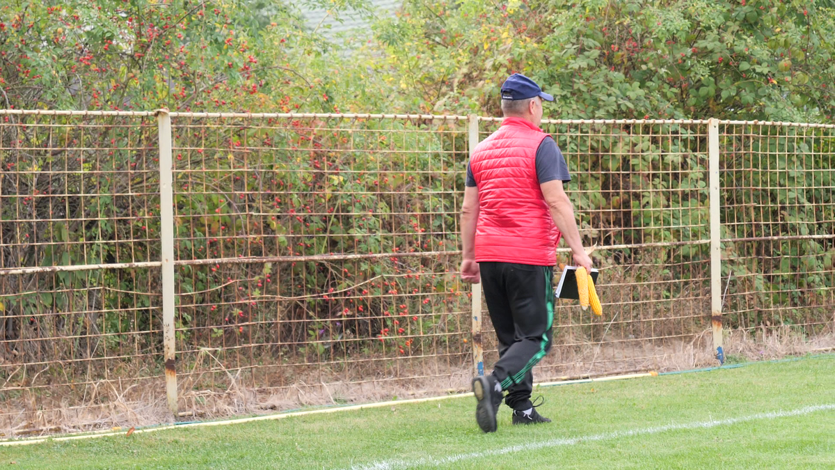 Fotbal „pe viață și pe moarte” la Bănești: „Dacă nu dai gol azi, inaugurezi groapa din seara asta!”