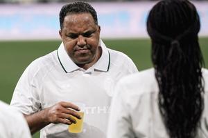 Pauză de hidratare cu bere și shoturi la meciul cu 7 goluri al legendelor de la Werder și Real Madrid