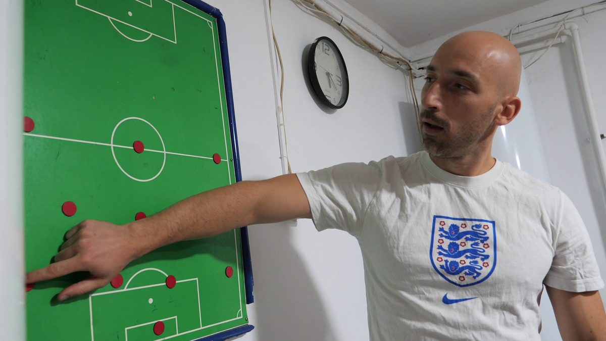 Fotbal „pe viață și pe moarte” la Bănești: „Dacă nu dai gol azi, inaugurezi groapa din seara asta!”