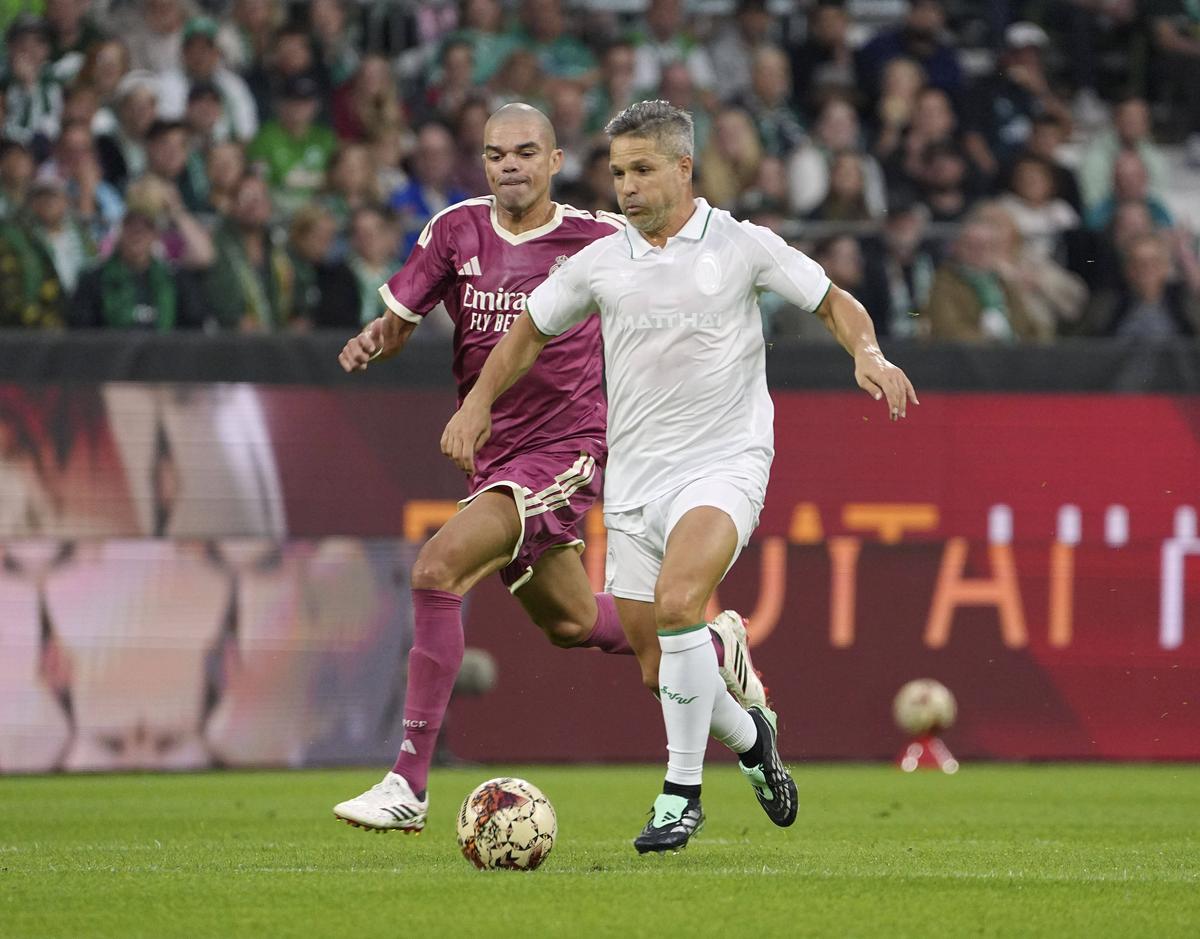 Bere la pauza de hidratare în meciul legendelor de la Werder Bremen și Real Madrid