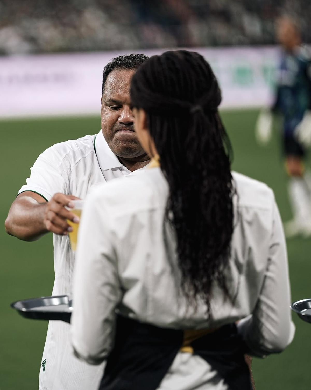 Bere la pauza de hidratare în meciul legendelor de la Werder Bremen și Real Madrid