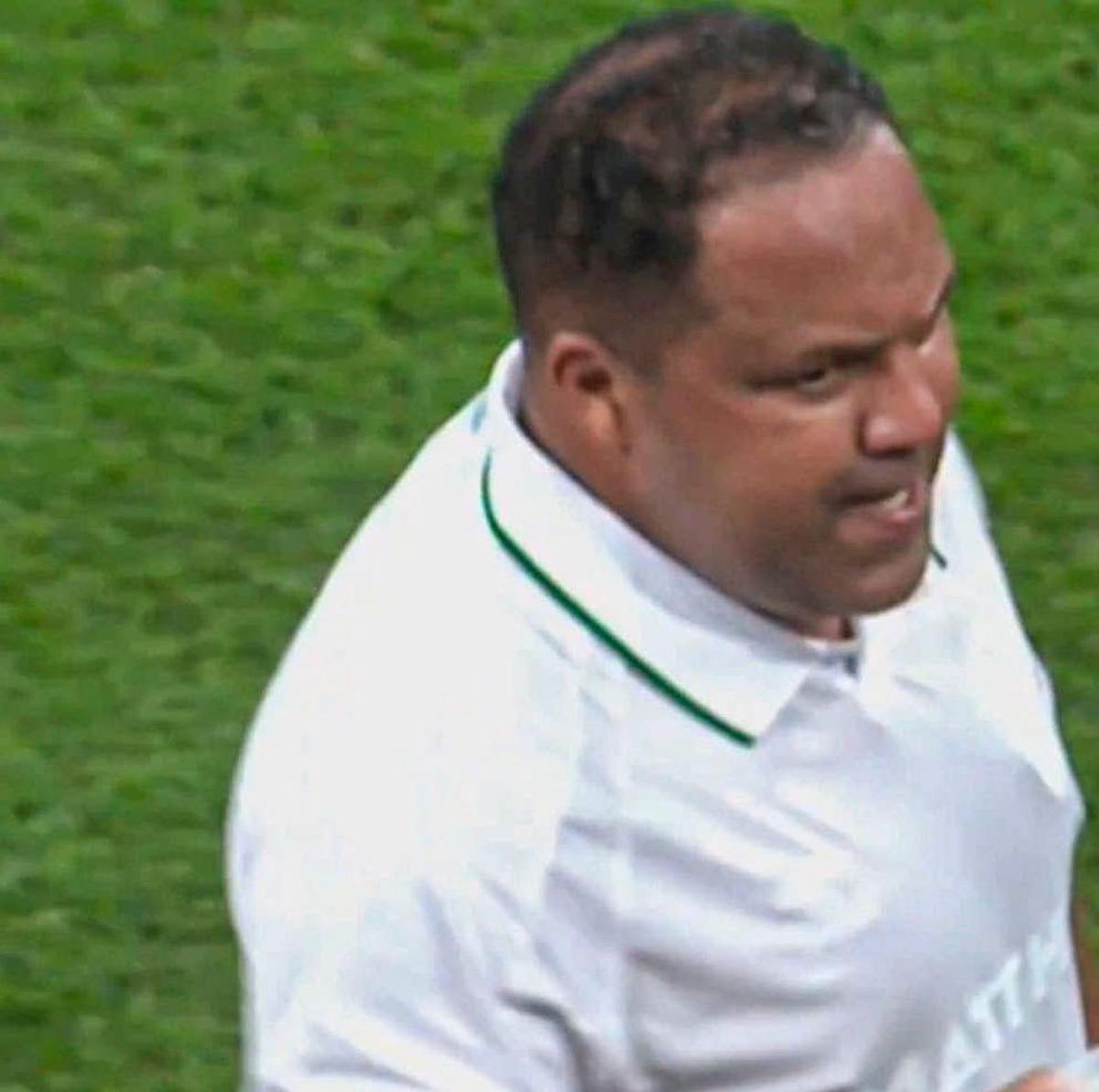 Pauză de hidratare cu bere și shoturi la meciul cu 7 goluri al legendelor de la Werder și Real Madrid