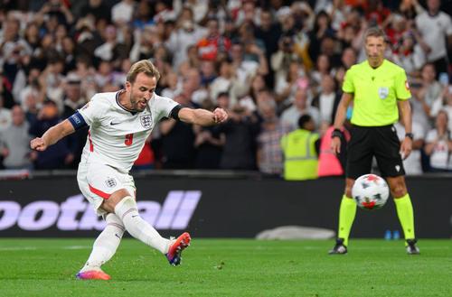 Lui Harry Kane îi alunecă piciorul stâng în momentul execuției și va expedia balonul în „transversală” / Foto: Imago
