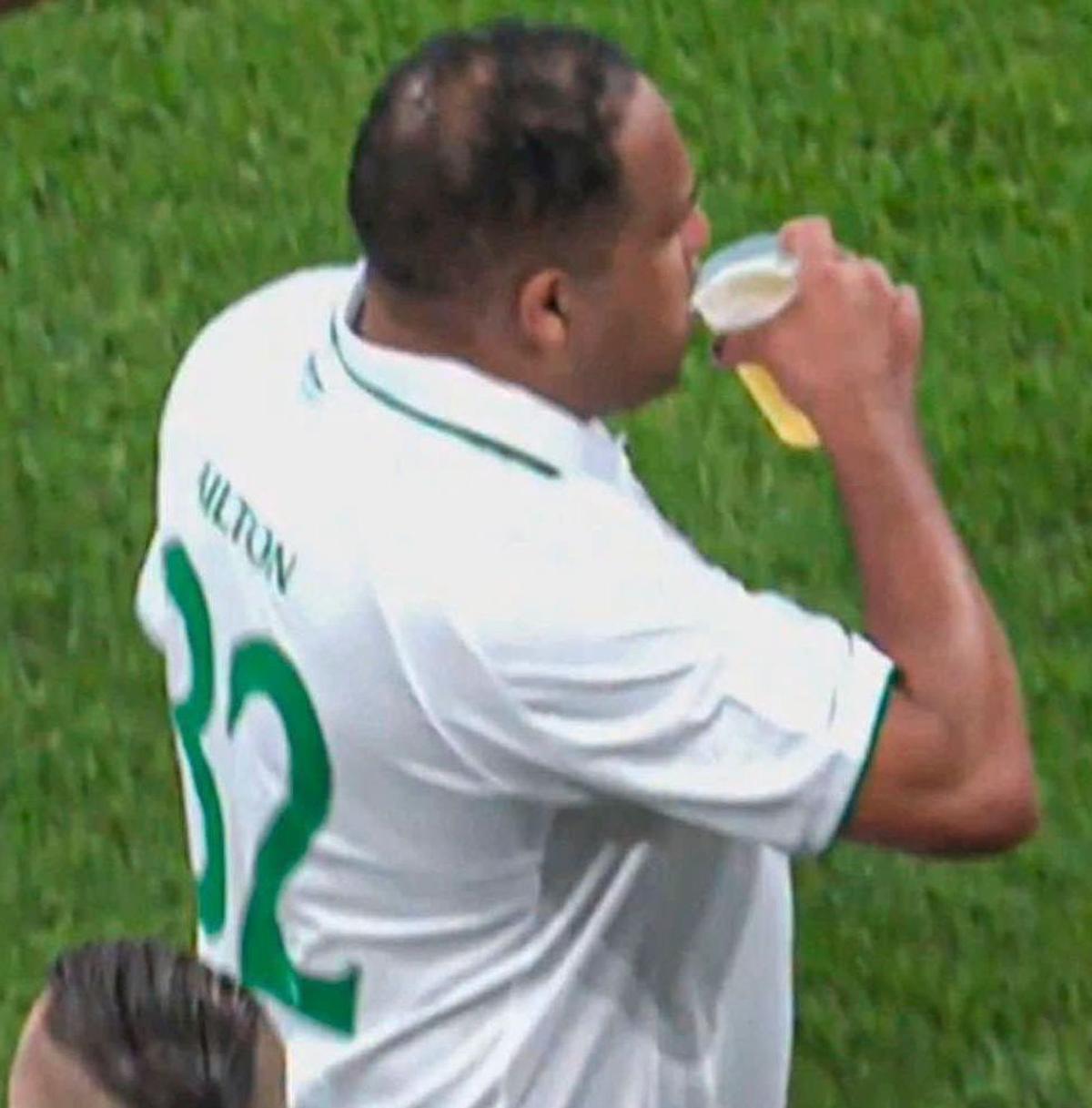 Bere la pauza de hidratare în meciul legendelor de la Werder Bremen și Real Madrid