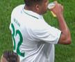 Pauză de hidratare cu bere și shoturi la meciul cu 7 goluri al legendelor de la Werder și Real Madrid