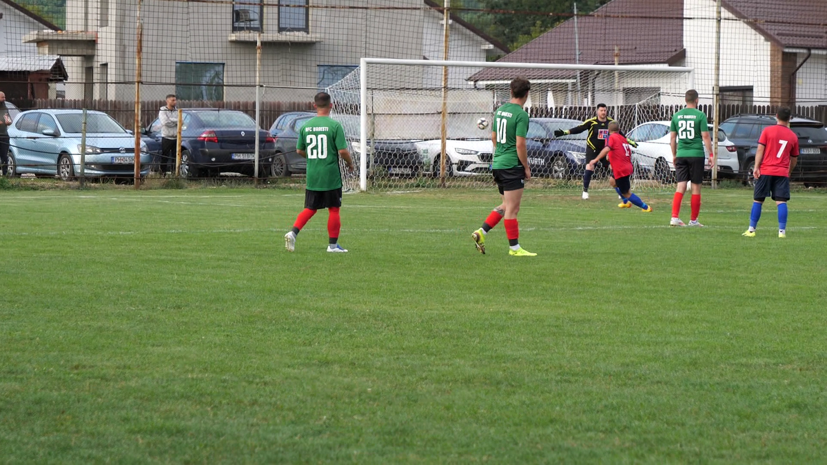 Fotbal „pe viață și pe moarte” la Bănești: „Dacă nu dai gol azi, inaugurezi groapa din seara asta!”