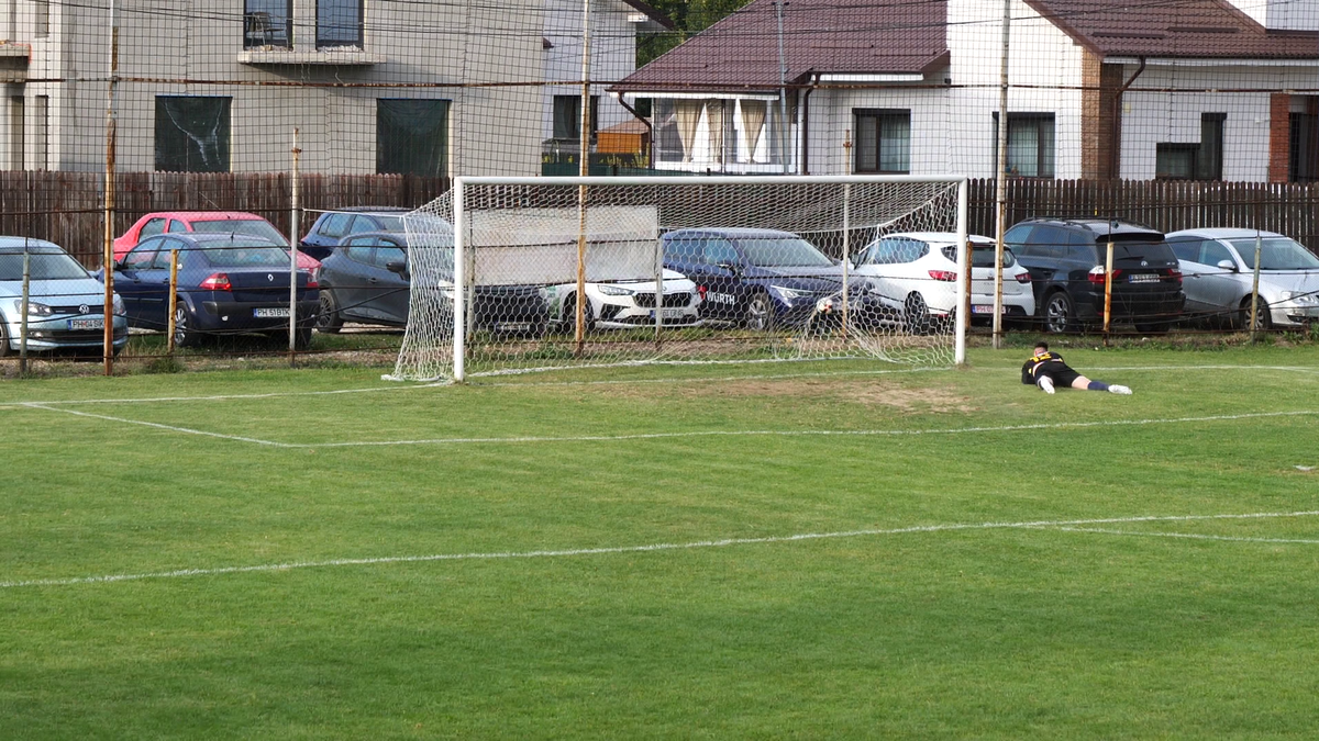 Fotbal „pe viață și pe moarte” la Bănești: „Dacă nu dai gol azi, inaugurezi groapa din seara asta!”