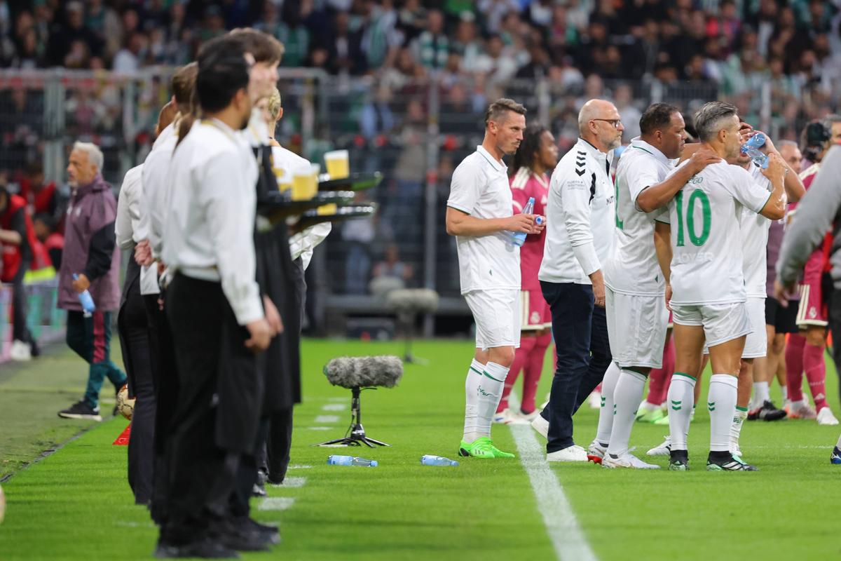 Bere la pauza de hidratare în meciul legendelor de la Werder Bremen și Real Madrid