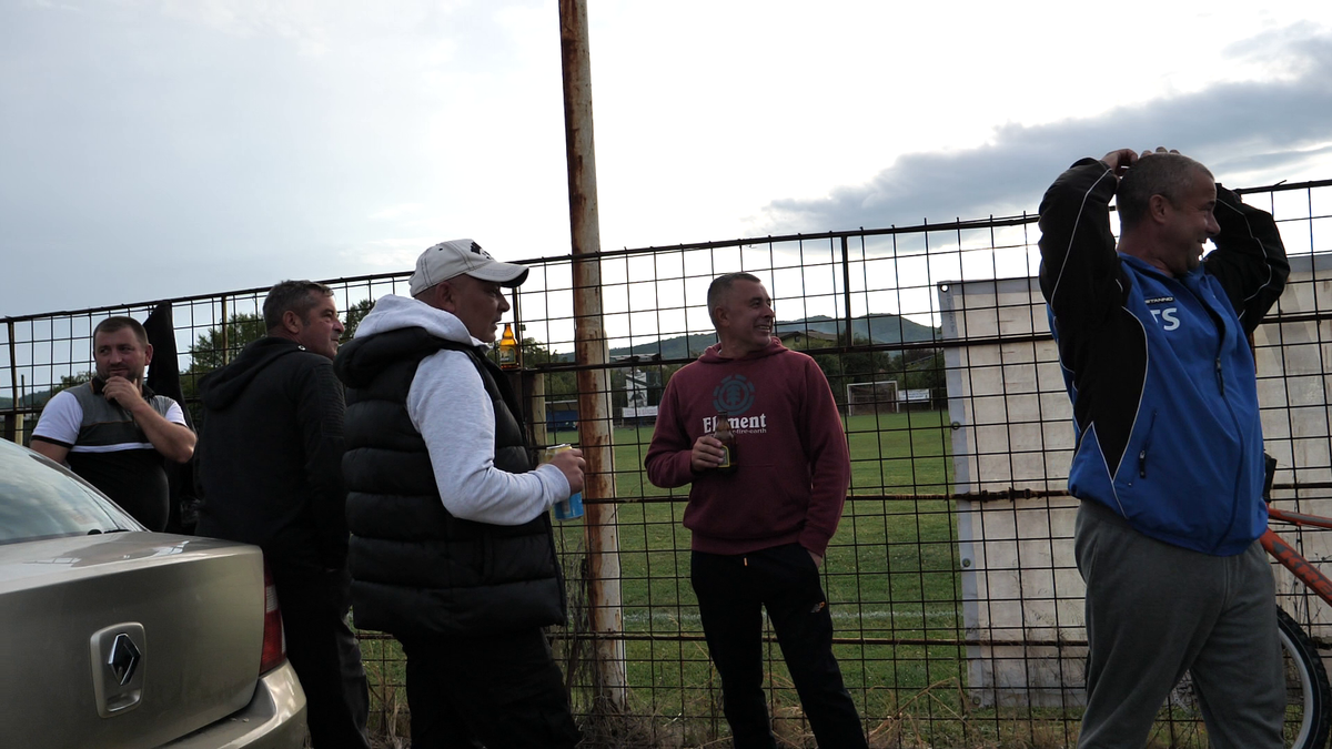 Fotbal „pe viață și pe moarte” la Bănești: „Dacă nu dai gol azi, inaugurezi groapa din seara asta!”