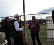 Fotbal „pe viață și pe moarte” la Bănești: „Dacă nu dai gol azi, inaugurezi groapa din seara asta!”