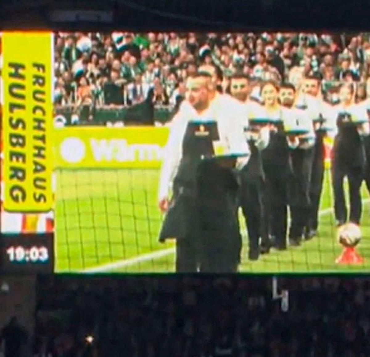 Pauză de hidratare cu bere și shoturi la meciul cu 7 goluri al legendelor de la Werder și Real Madrid