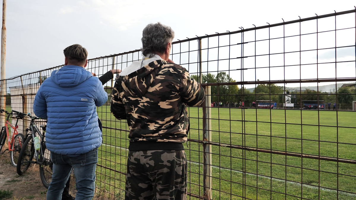Fotbal „pe viață și pe moarte” la Bănești: „Dacă nu dai gol azi, inaugurezi groapa din seara asta!”