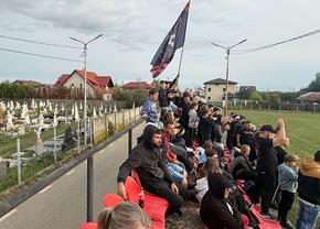 Fotbal „pe viață și pe moarte” la Bănești: „Dacă nu dai gol azi, inaugurezi groapa din seara asta!”