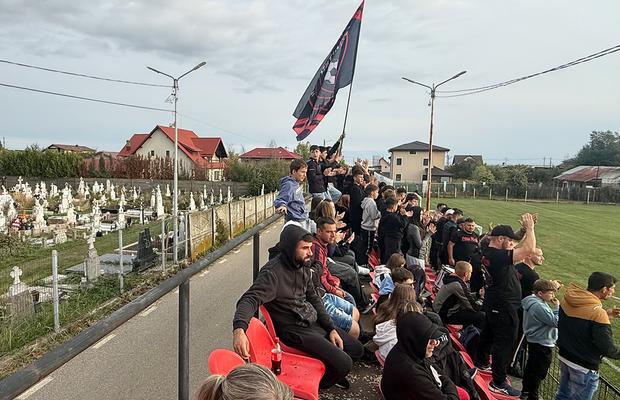 Fotbal „pe viață și pe moarte” la Bănești: „Dacă nu dai gol azi, inaugurezi groapa din seara asta!”