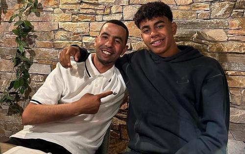 Lamine Yamal și tatăl său / Foto: X Barca Universal