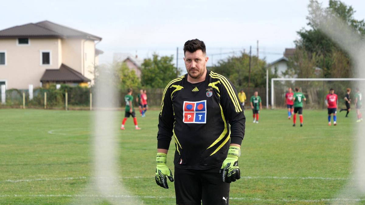 Fotbal „pe viață și pe moarte” la Bănești: „Dacă nu dai gol azi, inaugurezi groapa din seara asta!”