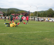 Fotbal „pe viață și pe moarte” la Bănești: „Dacă nu dai gol azi, inaugurezi groapa din seara asta!”