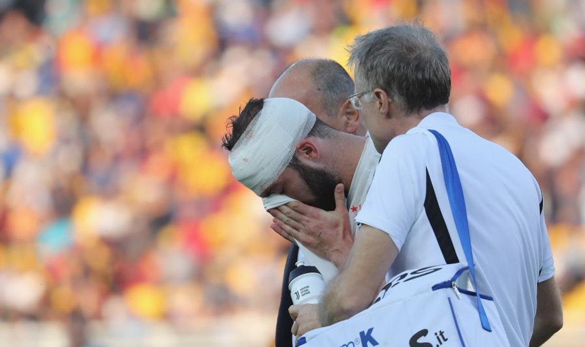 LECCE - JUVENTUS 1-1 // FOTO+VIDEO Clipe de panică » I s-a făcut rău lui Higuaín, luat cu targa de pe teren și dus la spital!