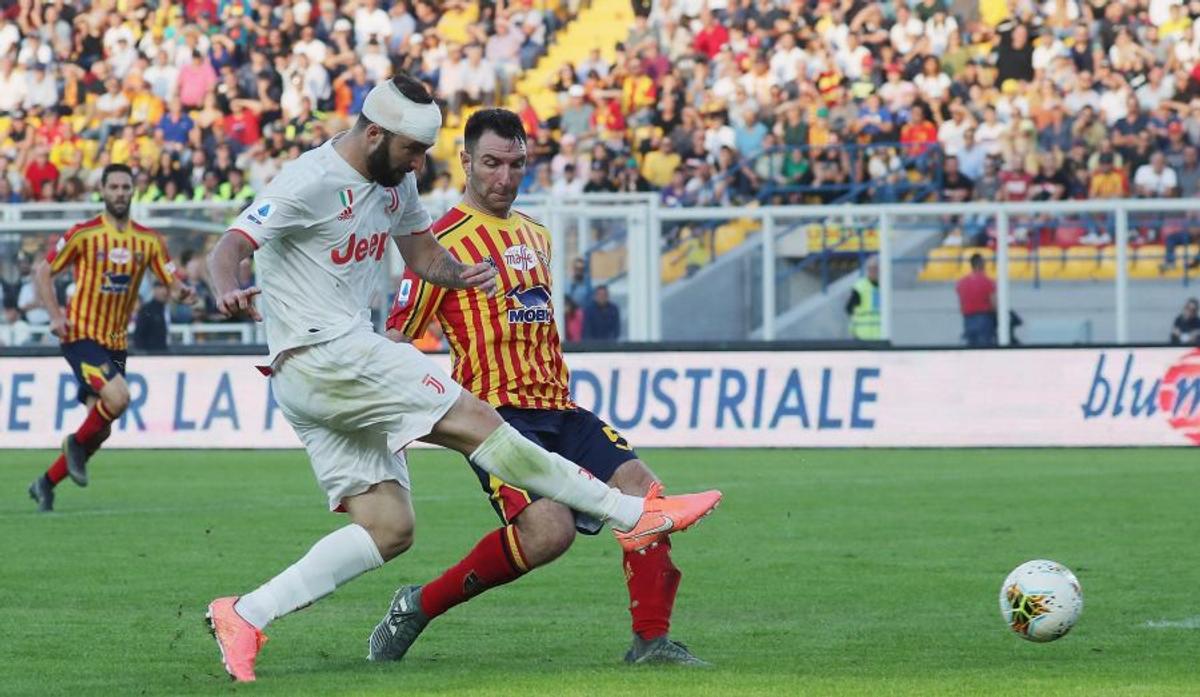 LECCE - JUVENTUS 1-1 // FOTO+VIDEO Clipe de panică » I s-a făcut rău lui Higuaín, luat cu targa de pe teren și dus la spital!