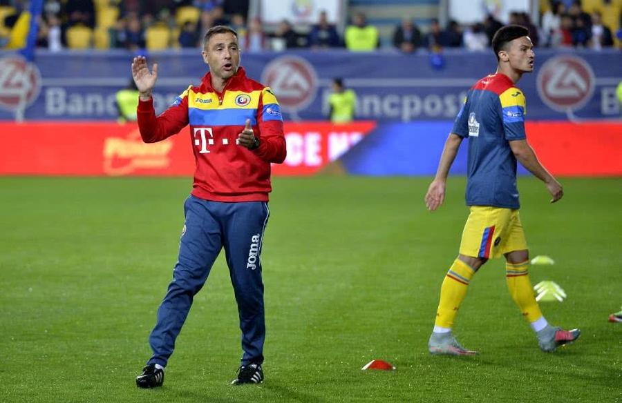 Javi Reyes (stânga) a stat aproape de Contra și-n mandatul trecut, dar și la prima reprezentativă EXCLUSIV. Dezvăluiri din vestiarul lui Dinamo: „De asta se plâng fotbaliștii, nu de lipsa banilor”