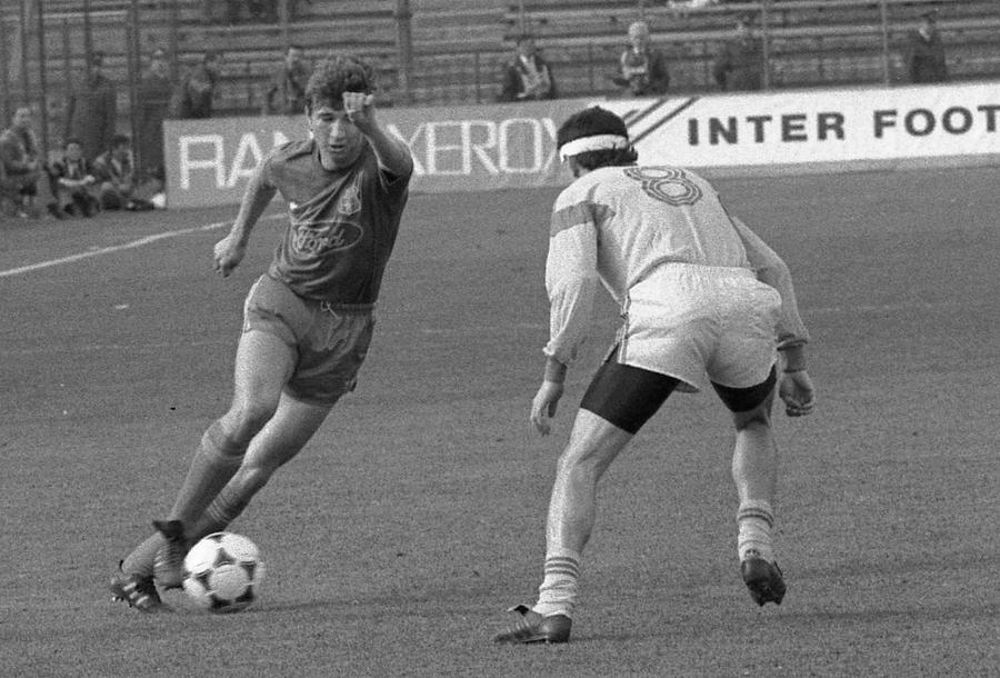 Dan Petrescu, tânăr jucător la Steaua EXCLUSIV Interviu-eveniment cu scriitorul Filip Florian, vecin și bun prieten cu Dan Petrescu în copilărie: „Cubanezul se dădea cu capul de bară, își rupea piciorul în gard de furie”