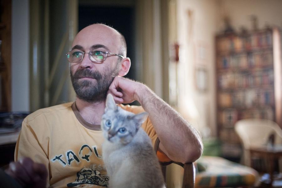 Fotografie cu Filip Florian, semnată de fratele său, Mircea Struțeanu, de profesie fotograf EXCLUSIV Interviu-eveniment cu scriitorul Filip Florian, vecin și bun prieten cu Dan Petrescu în copilărie: „Cubanezul se dădea cu capul de bară, își rupea piciorul în gard de furie”
