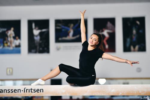 Larisa Iordache zâmbind de pe aparatul care i-a adus multe satisfacții FOTO Raed Krishan