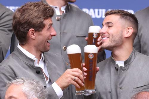 Lucas Hernandez, în dreapta imaginii, alături de Muller