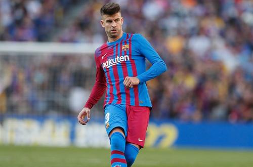 Australianul Joshua Cavallo, 21 de ani, fundașul stânga al lui Adelaide United, a recunoscut că e gay. Gerard Pique (34), stoperul Barcelonei, salută gestul acestuia // FOTO: Imago