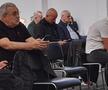 Mihai Rusu (centru) în timpul discursului lui George Cosac