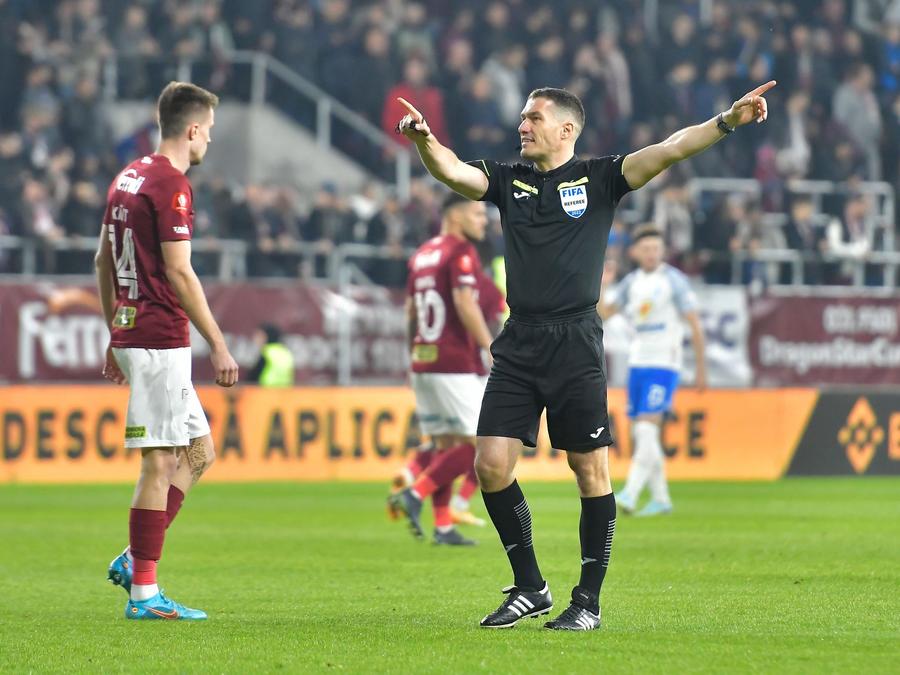 Două episoade șocante de culise în arbitrajul românesc! Adrian Cojocaru are suspiciuni că, la UTA - FCSB, unii jucători și-au dorit eliminarea! + Ce mesaj a primit Istvan Kovacs în cască din camera VAR la Rapid - Farul. UPDATE: răspunsul CCA