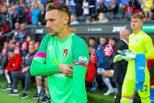 Ionuț Radu (26 de ani) va debuta sâmbătă în Premier League. Foto: Instagram