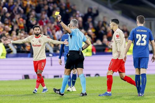 Radu Petrescu, arătând un „galben” în Lens - PSV // foto: Imago Images