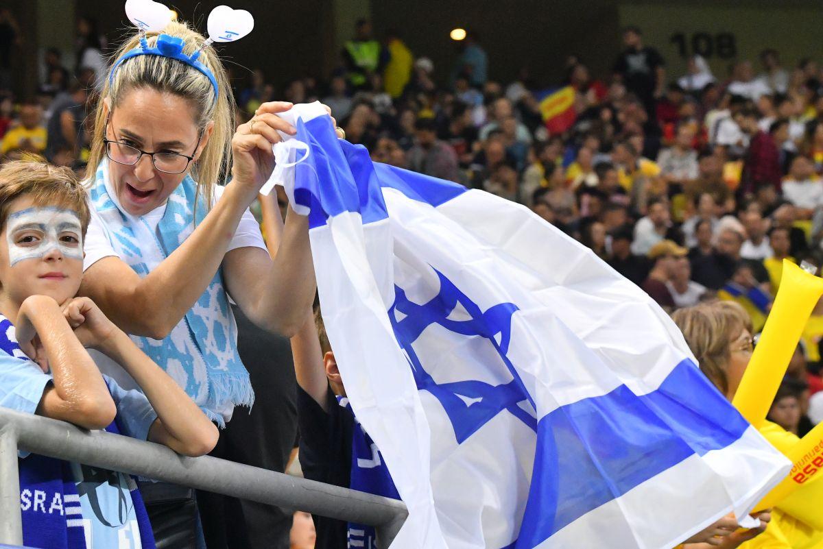Imagini de mare impact emoțional! Ce a apărut pe scaune în conferința naționalei de fotbal a Israelului