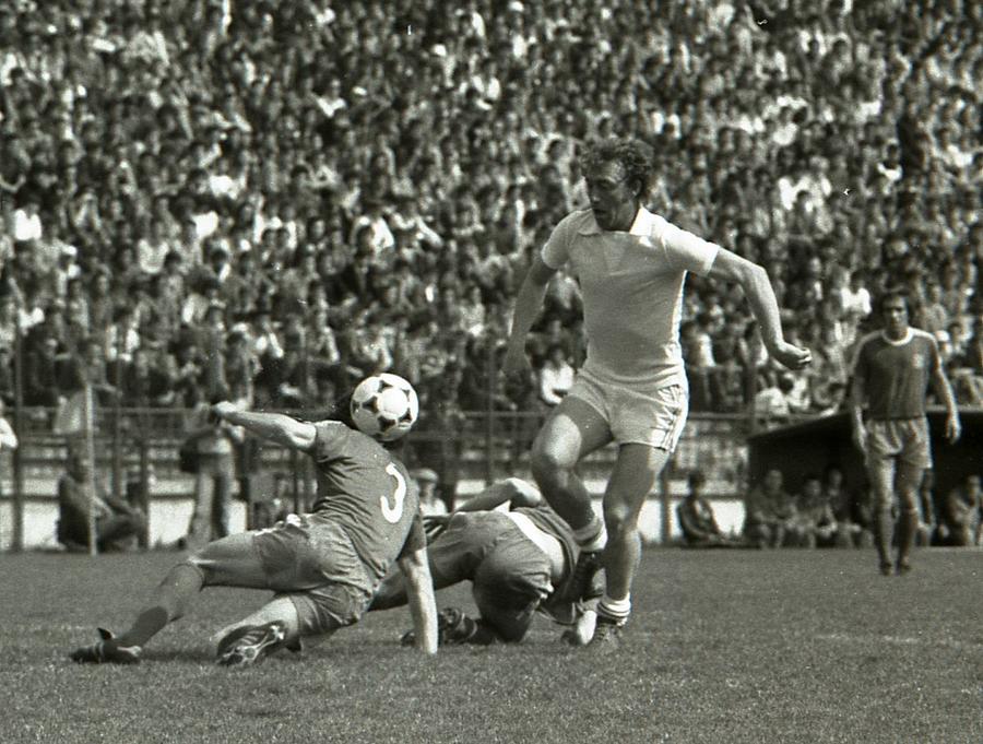 Nicolae Dobrin a câștigat două titluri de campion al României cu FC Argeș. Primul în sezonul 1971-1972, al doilea în 1978-1979 Dobrin a primit un omagiu de inutilitate publică