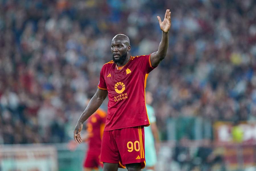 Chestura din Milano a interzis fluierele pe „Giuseppe Meazza” » Ce riscă fanii lui Inter dacă îl contestă duminică pe Romelu Lukaku