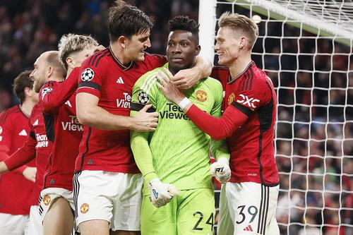 Andre Onana, în centru, felicitat de colegi pentru penalty-ul apărat // foto: Imago Images
