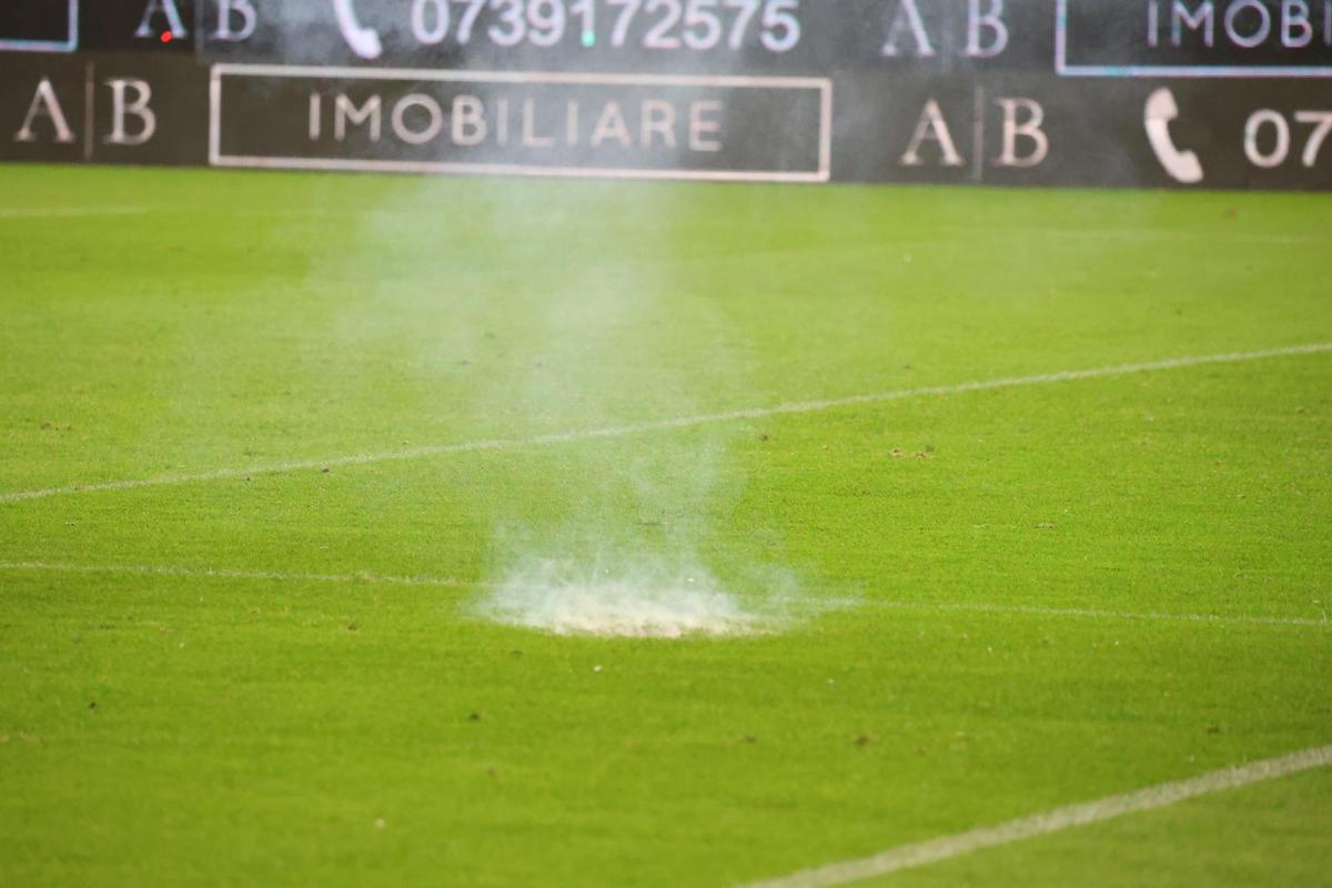 Benjamin Siegrist, deranjat de materialele pirotehnice aruncate de suporterii FCSB-ului în teren: „Nu vrem să fie cineva rănit”