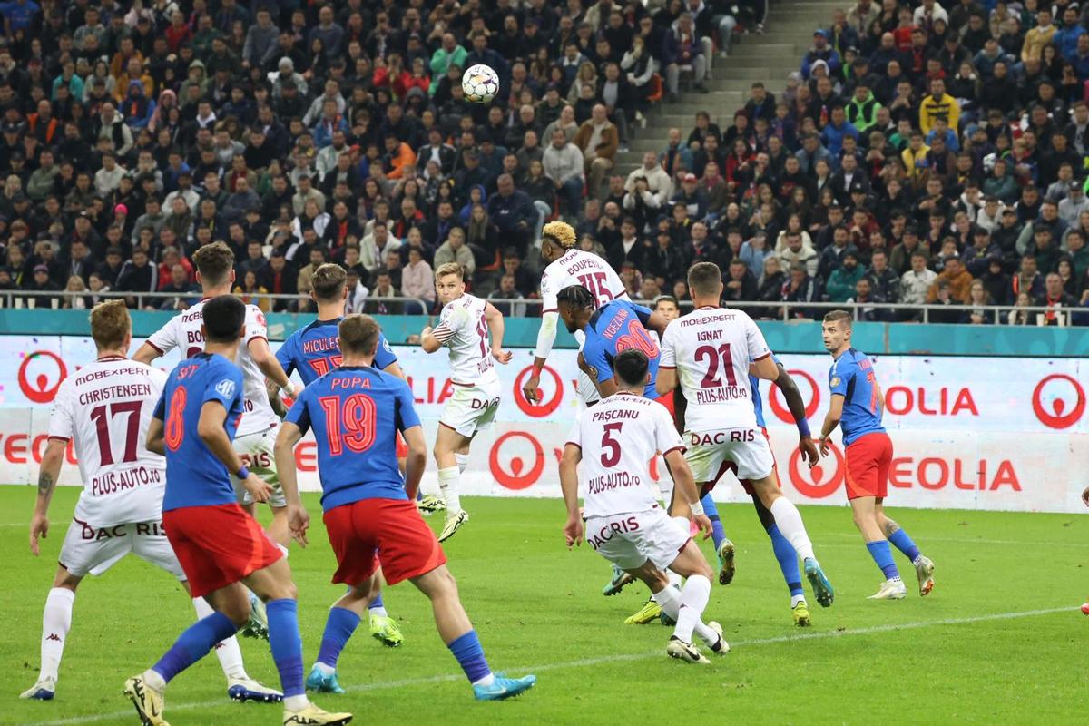 Benjamin Siegrist, deranjat de materialele pirotehnice aruncate de suporterii FCSB-ului în teren: „Nu vrem să fie cineva rănit”