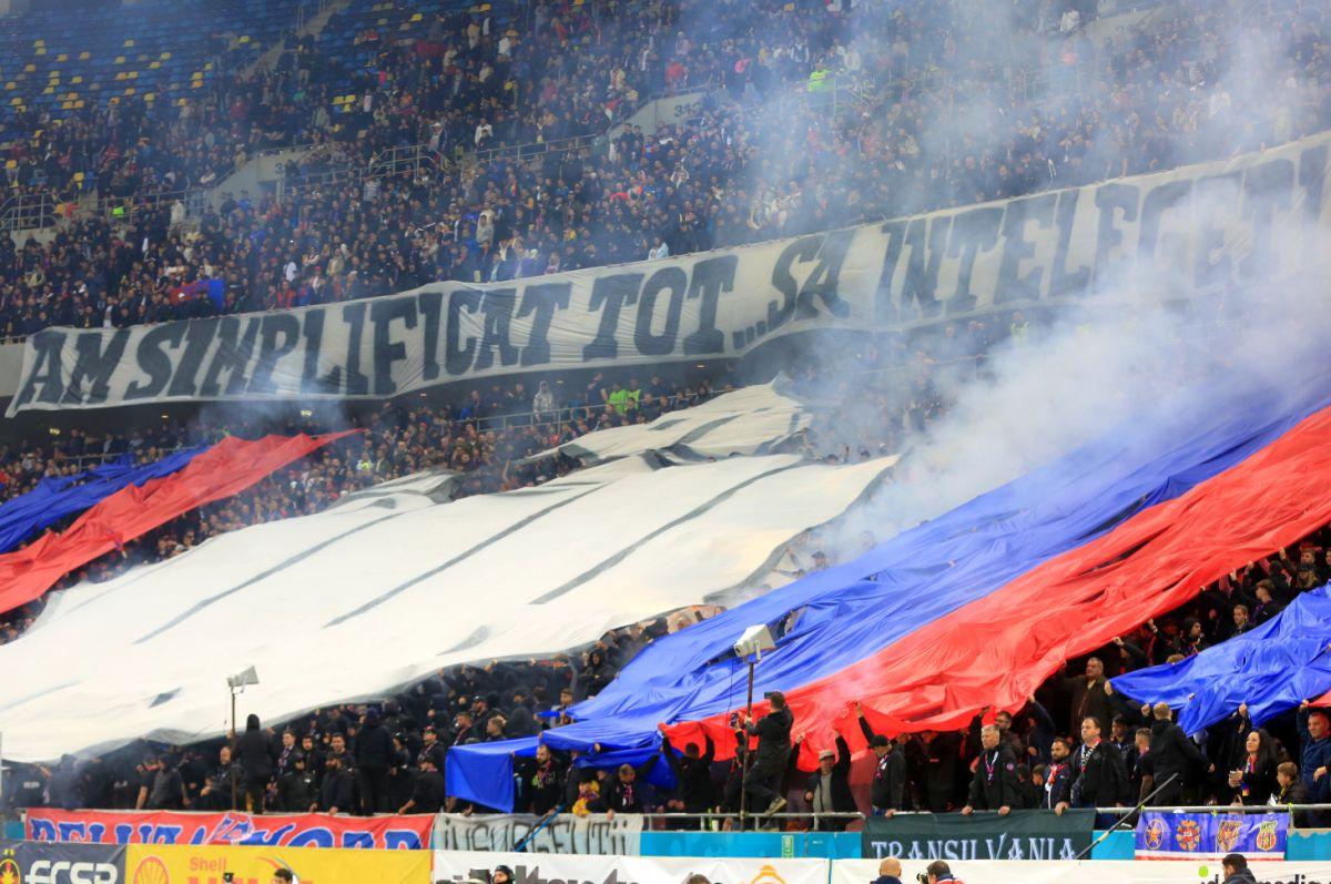 Scenografia vulgară afișată de Peluza Nord și răspunsul ironic al rapidiștilor » Cum a arătat duelul peluzelor la FCSB - Rapid