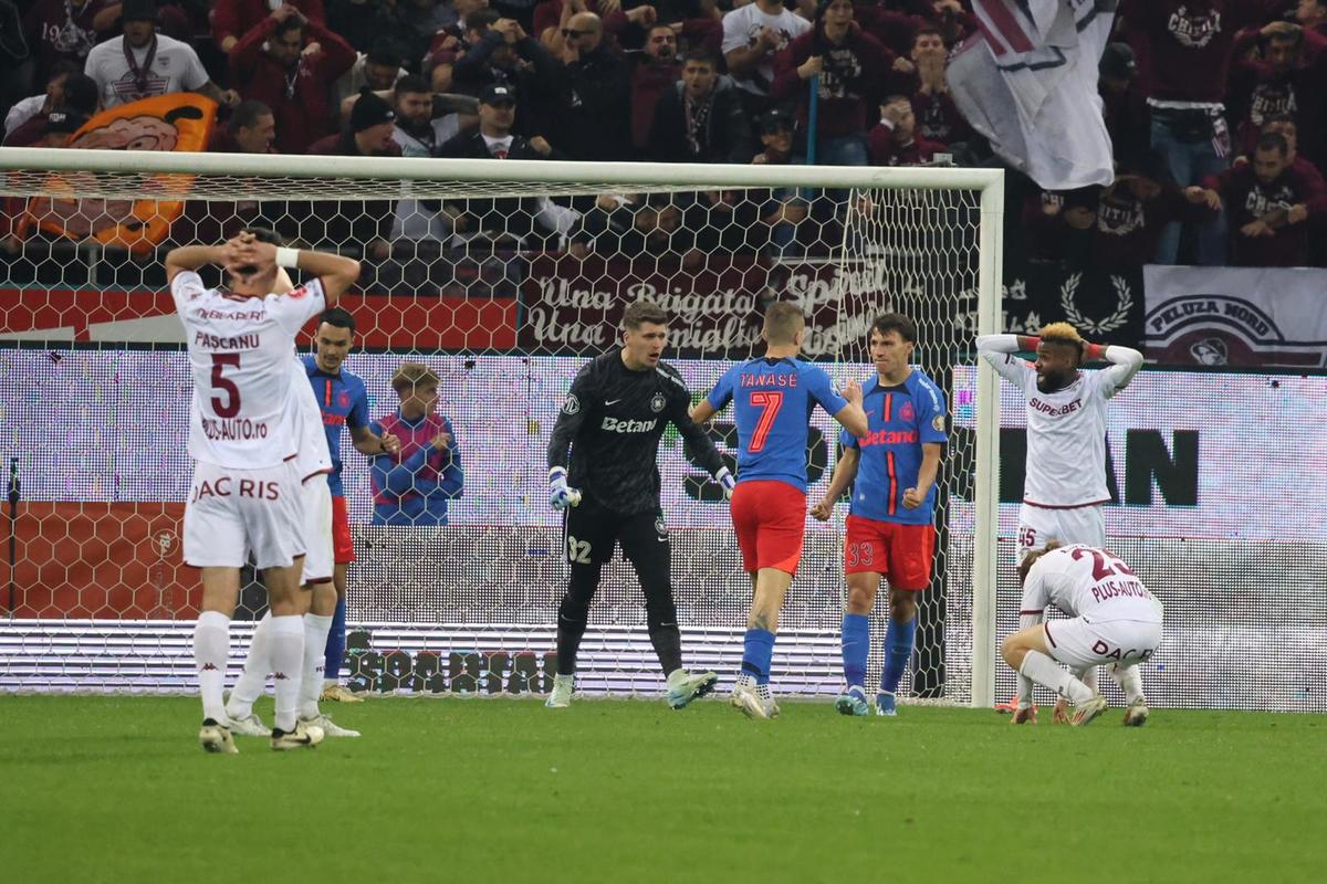 Benjamin Siegrist, deranjat de materialele pirotehnice aruncate de suporterii FCSB-ului în teren: „Nu vrem să fie cineva rănit”