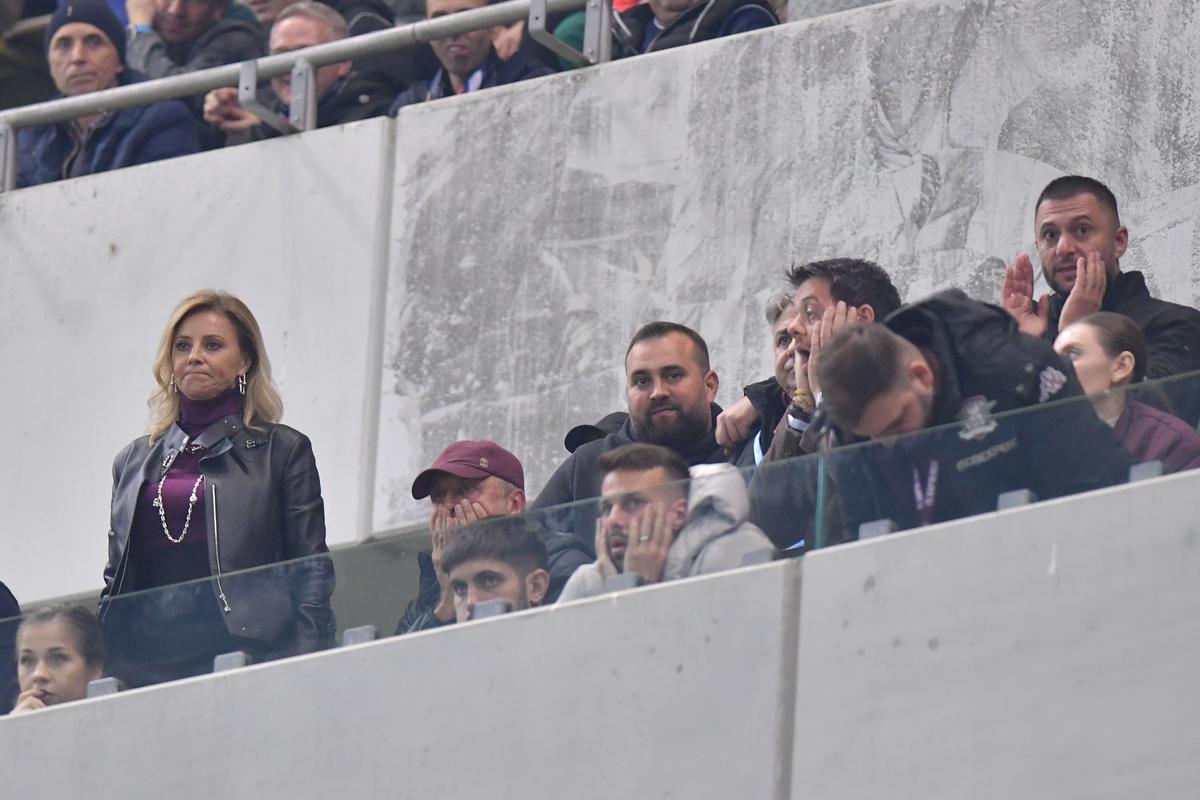 Benjamin Siegrist, deranjat de materialele pirotehnice aruncate de suporterii FCSB-ului în teren: „Nu vrem să fie cineva rănit”