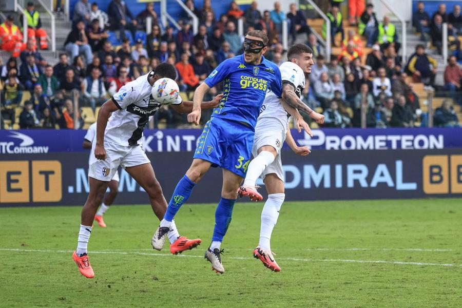 Valentin Mihăilă sare la cap fără succes, împreună cu Gabriel Charpentier, într-un duel cu Ardian Ismajli / Foto: Imago Premieră negativă în Serie A pentru Dennis Man și cea mai slabă notă a sezonului!