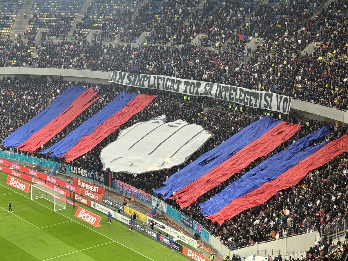 Scenografia vulgară afișată de Peluza Nord și răspunsul ironic al rapidiștilor » Cum a arătat duelul peluzelor la FCSB - Rapid