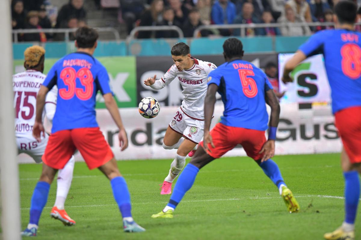 Benjamin Siegrist, deranjat de materialele pirotehnice aruncate de suporterii FCSB-ului în teren: „Nu vrem să fie cineva rănit”