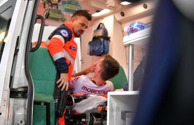 Șumudică l-a forțat și s-a accidentat în FCSB - Rapid » A fost preluat direct de personalul de pe ambulanță